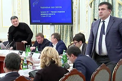 [VIDEO] Bộ trưởng Nội vụ Ukraine hắt cốc nước vào Thống đốc