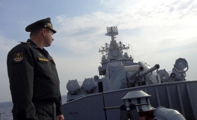 Đại úy Alexander Shvarts đứng bên cạnh ụ pháo trên chiến hạm Moskva. (Nguồn: AFP)