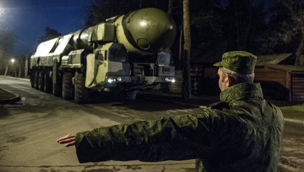 Tên lửa đạn đạo RS-12M Topol vào vị trí tập kết. Ảnh: RIA Novosti 