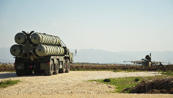 Nga triển khai hệ thống phòng không S-400 tại căn cứ không quân Hmeymim, Syria. Ảnh: RIA Novosti 
