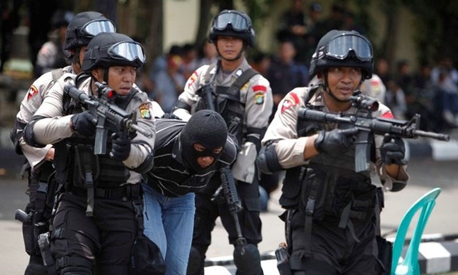 Hôm nay 31/12, trong chiến dịch vây bắt tại tỉnh Trung Sulawesi, cảnh sát Indonesia đã bắt giữ được 3 đối tượng liên quan tới IS. Ảnh minh họa.