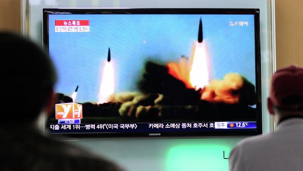 Người dân Triều Tiên theo dõi một vụ phóng tên lửa của quân đội nước này. Ảnh: AP