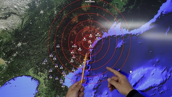 Các chuyên gia Hàn Quốc phân tích vụ nổ hạt nhân của Triều Tiên hôm 6/1. Ảnh: Reuters