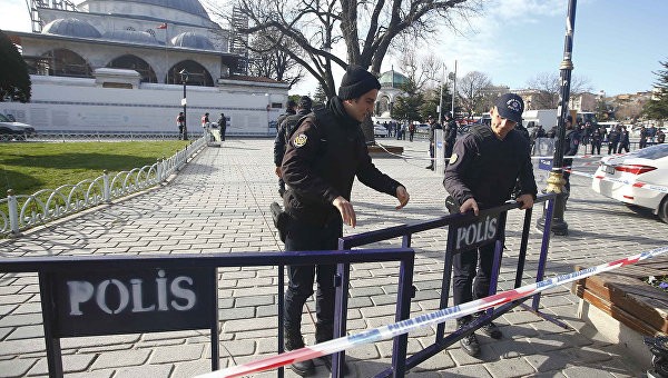 Cảnh sát Thổ Nhĩ Kỳ phong tỏa hiện trường vụ đánh bom tại thành phố Istanbul. Ảnh: Reuters