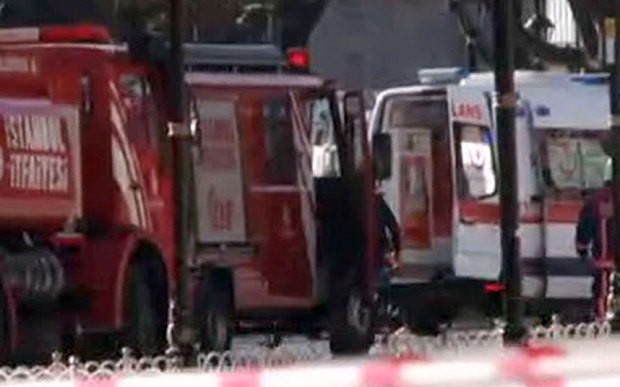 Xe cứu thương được huy động đến hiện trường vụ đánh bom. Ảnh: Telegraph