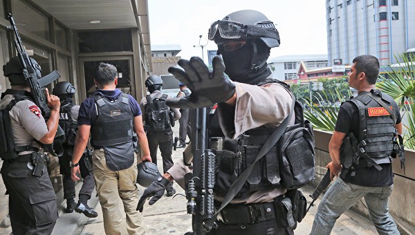 Cảnh sát Indonesia phong tỏa hiện trường vụ tấn công khủng bố. Ảnh: AP