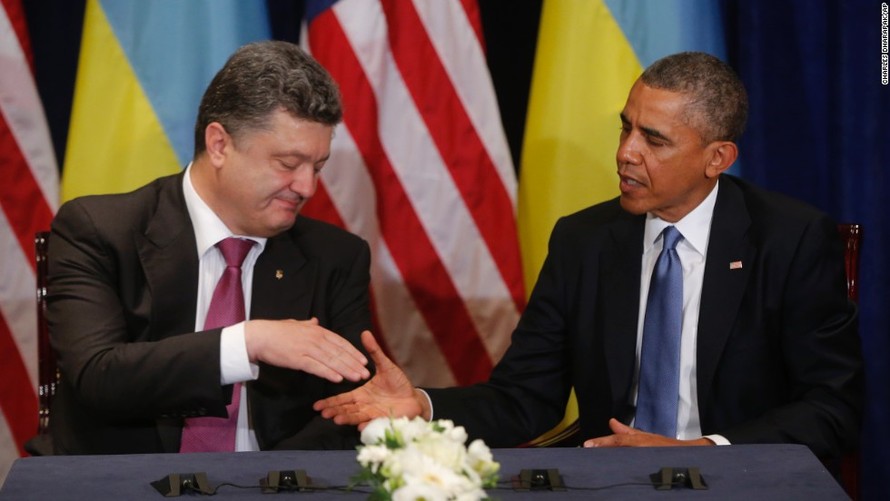 Tổng thống Ukraine Poroshenko (trái) muốn Mỹ giúp đỡ giành lại bán đảo Crimea. Ảnh: AP