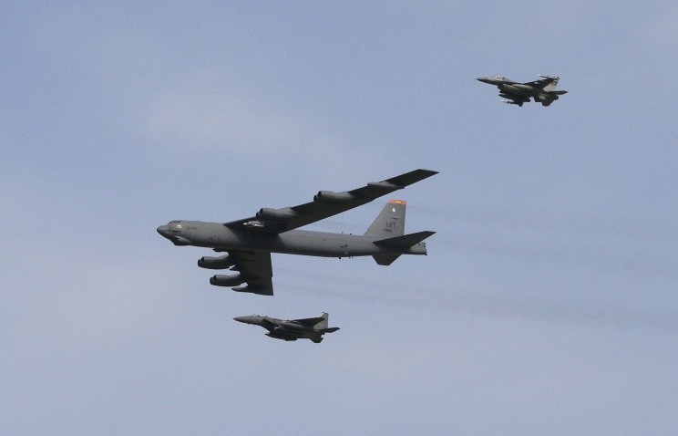 'Pháo đài bay' B-52 của Mỹ thị uy trên bán đảo Triều Tiên. Ảnh: AP