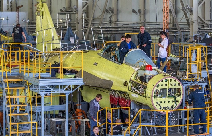 Bên trong nhà máy lắp ráp Su-35. Ảnh: Tass