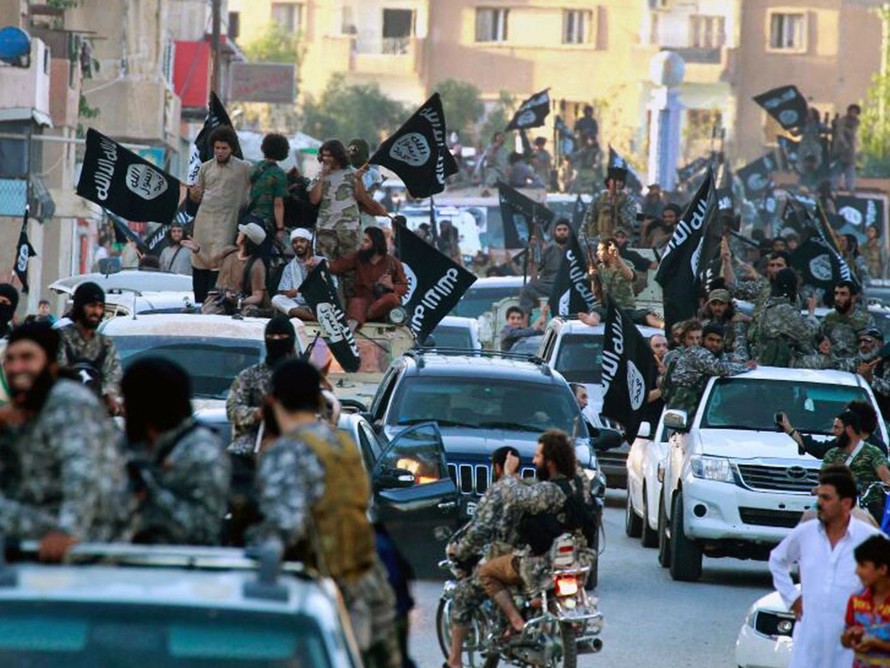 Chiến binh IS thị uy tại thành phố al-Raqqa của Syria. Ảnh: AP