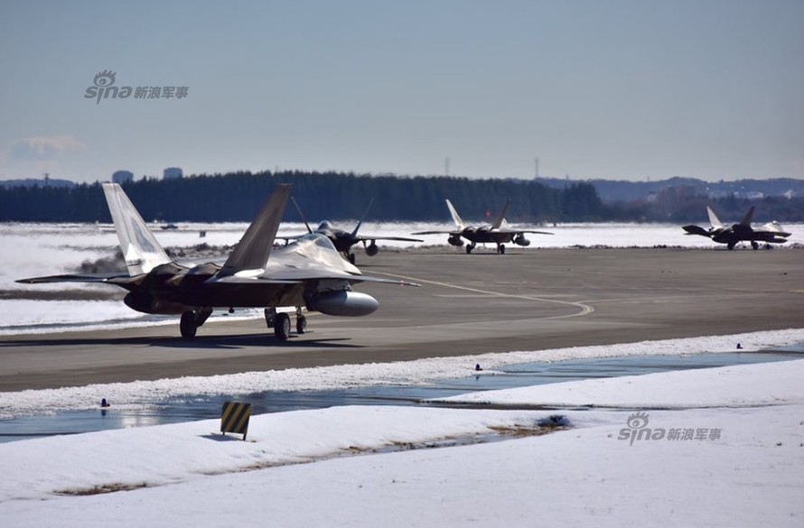 Các máy bay được cho cất cánh từ căn cứ quân sự ở Alaska, và điểm đến cuối cùng có thể là căn cứ Kadena.
