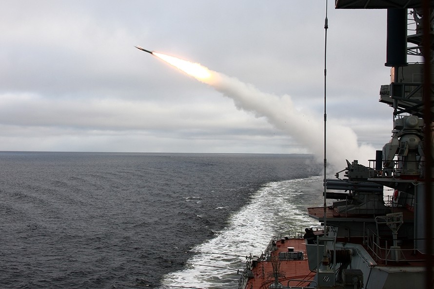 Hải quân Iran khai hỏa mục tiêu trên biển. Ảnh: IRNA