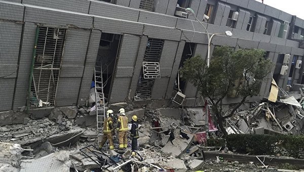Lực lượng cứu hộ khắc phục hậu quả vụ động đất. Ảnh: Reuters