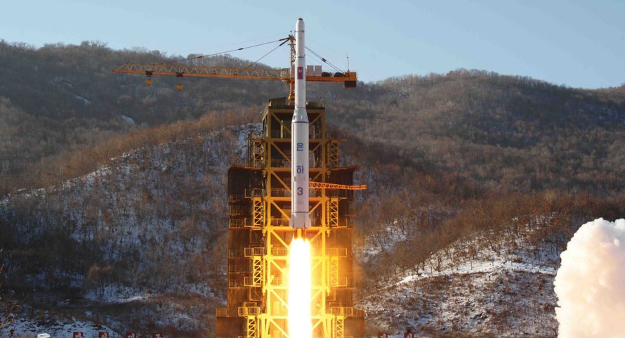 Một vụ phóng tên lửa của Triều Tiên. Ảnh: Kyodo