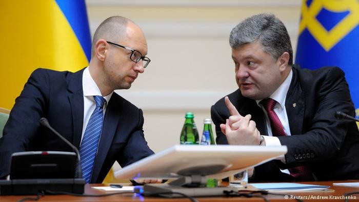 Tổng thống Petro Poroshenko (trái) đã quyết định cách chức Thủ tướng Arseny Yatsenyuk. Ảnh: DW