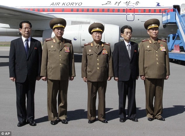 Tổng tham mưu trưởng Quân đội Triều Tiên Ri Yong Gil (thứ hai từ trái sang). Ảnh: Dailymail