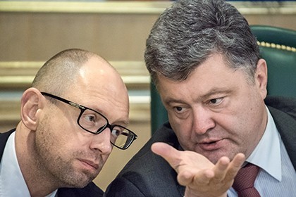 Tổng thống Poroshenko (phải) kêu gọi Thủ tướng Yatsenyuk (trái) từ chức. Ảnh: Kommersant