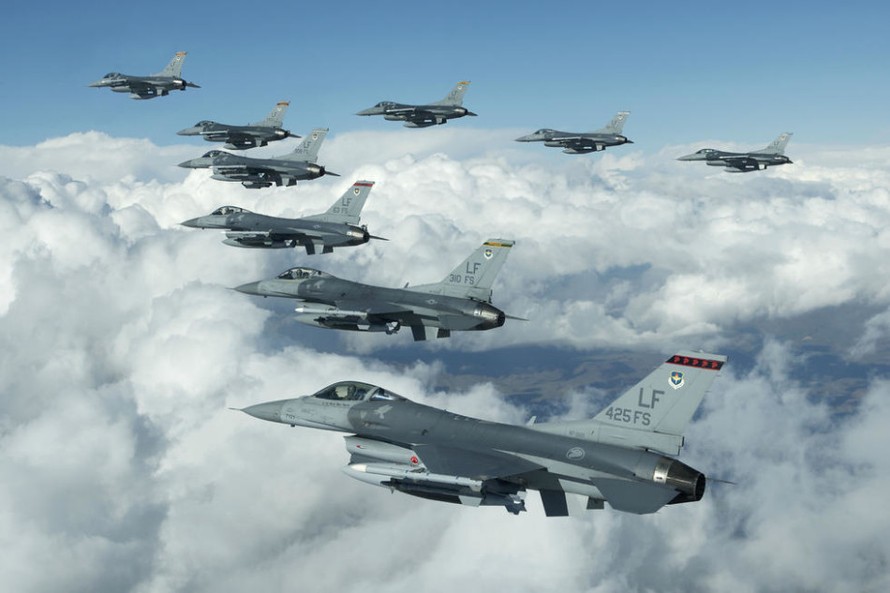 [ẢNH] Mỹ bán tiêm kích F-16 cho Pakistan, Ấn Độ lo ngay ngáy