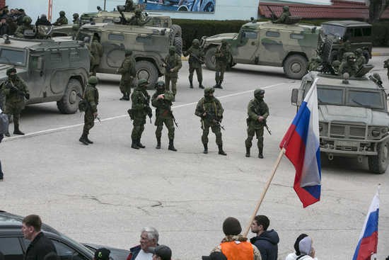Nhiều tay súng vũ trang "không xác định được danh tính" chiếm giữ trụ sở chính quyền Crimea hồi tháng 3/2014. Ảnh: RT