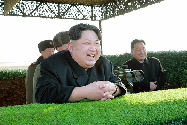 Nhà lãnh đạo CHDCND Triều Tiên Kim Kong-un thị sát một cuộc tập trận của quân đội nước này. Ảnh: Koreatimes