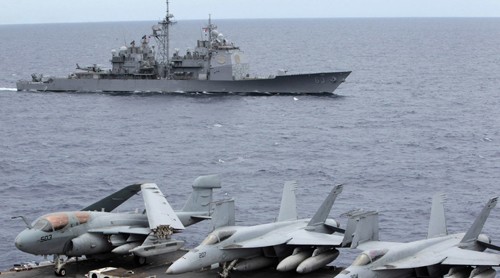 Các chiến đấu cơ đỗ trên tàu sân bay USS George Washington khi một tàu Mỹ khác đi qua ở Biển Đông. Ảnh: Reuters