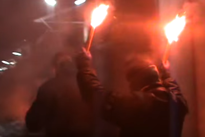 NÓNG: Người biểu tình tấn công xe Đại sứ quán Nga tại Ukraine