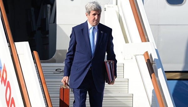 Ngoại trưởng Mỹ với chiếc cặp màu đỏ khi tới thăm Nga. Ảnh: RIA Novosti