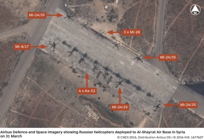 Hình ảnh vệ tinh cho thấy sự xuất hiện của hàng loạt trực thăng tấn công Nga ở căn cứ không quân Al - Shayrat. Ảnh: Janes