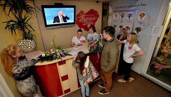 Người dân Nga theo dõi buổi đối thoại trực tiếp qua truyền hình giữa Tổng thống Putin với người dân. Ảnh: RIA Novosti