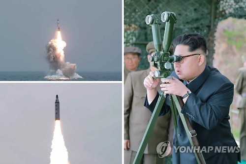 [ẢNH] Ông Kim Jong-un theo dõi phóng tên lửa từ tàu ngầm