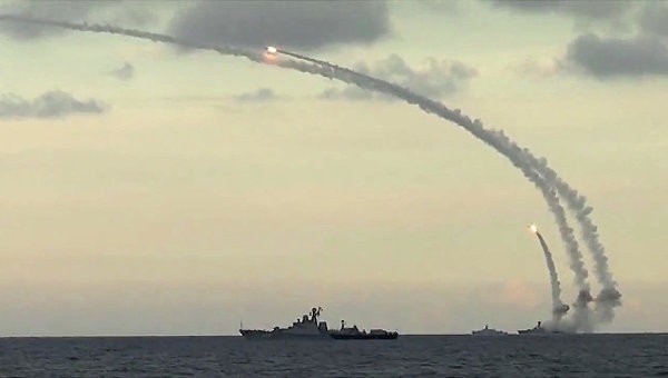 Chiến hạm Nga khai hỏa tên lửa hành trình Caliber trong chiến dịch quân sự ở Syria. Ảnh: Bộ Quốc phòng Nga.
