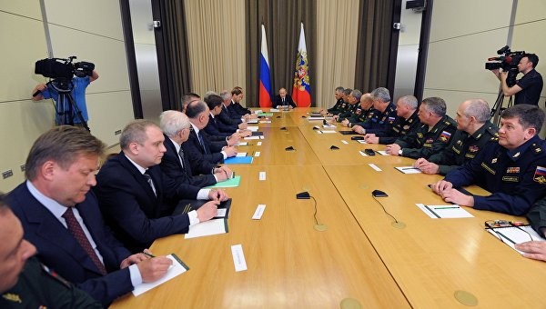 Tổng thống Putin chủ trì cuộc họp với giới tướng lĩnh cấp cao Nga tại khu nghỉ dưỡng Sochi bên Biển Đen. Ảnh: RIA Novosti