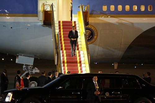 Chuyên cơ chở Tổng thống Mỹ Obama hạ cánh xuống sân bay quốc tế Nội Bài, thủ đô Hà Nội vào tối qua, 22/5. Ảnh: Hồng Vĩnh