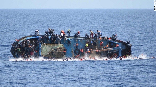Khoảnh khắc chiếc tàu chở người di cư bi lật ở Địa Trung Hải ngày 25/5. Ảnh: Hải quân Italy