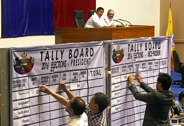 Ủy ban bẩu cử Philippines thực hiện công đoạn cuối cùng trong công tác kiểm phiếu bầu Tổng thống. Ảnh: Philstar