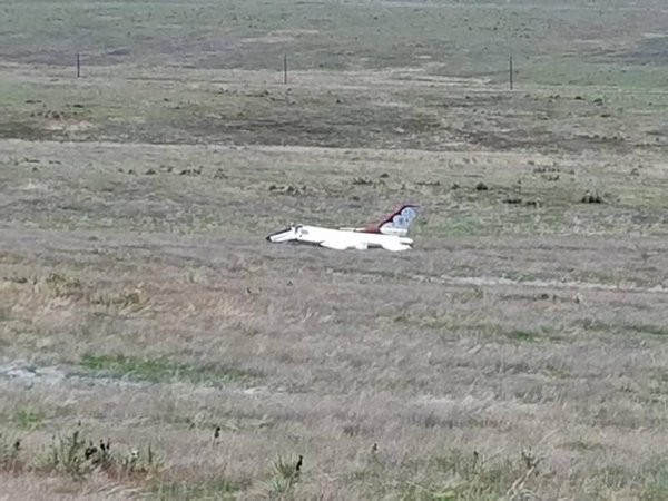 Chiếc F-16 lao xuống một cánh đồng gần thành phố Colorado Springs. Ảnh: Twitter