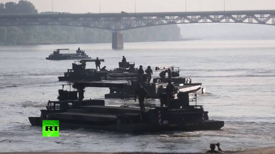[VIDEO] NATO xây cầu thần tốc, ào ạt vượt sông Vistula