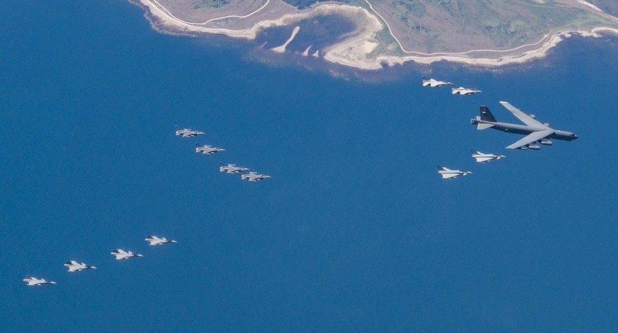 [ẢNH] Không quân NATO thị uy sức mạnh gần biên giới Nga