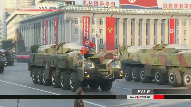 Tên lửa đạn đạo của Triều Tiên trong một buổi diễu binh quân sự. Ảnh: NHK