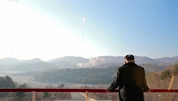 Nhà lãnh đạo CHDCND Triều Tiên theo dõi một vụ thử tên lửa của nước này. Ảnh: AP