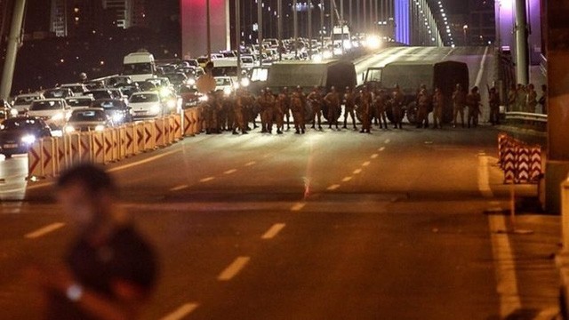 Một nhóm binh sĩ chặn cây cầu Bosphorus ở Istanbul (Ảnh: Getty)