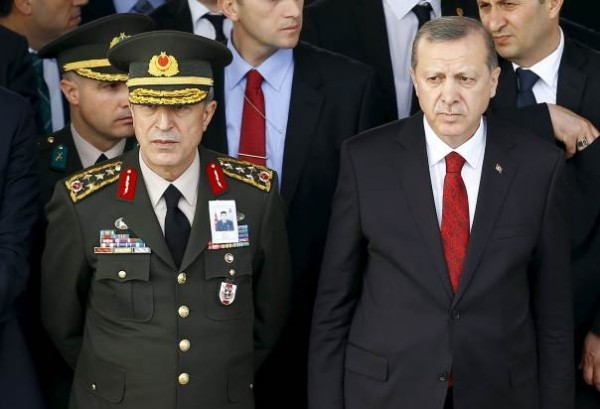 Đại tướng Hulusi Akar, Tổng tham mưu trưởng quân đội Thổ Nhĩ Kỳ đứng cạnh Tổng thống Erdogan hồi tháng 2/2016. Ảnh: Reuters