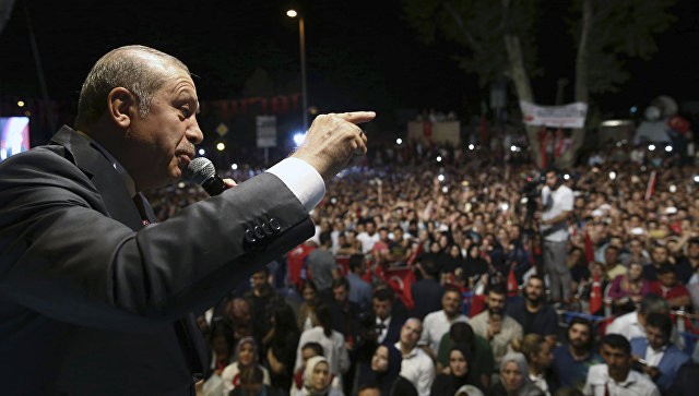 Tổng thống Thổ Nhĩ Kỳ Tayyip Erdogan phát biểu trước những người ủng hộ. Ảnh: AP