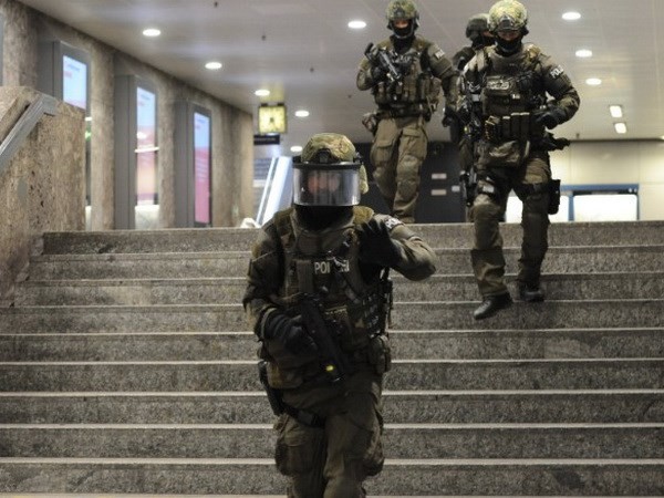 Cảnh sát Đức tại hiện trường vụ xả súng ở Munich. (Nguồn: cnn.com)