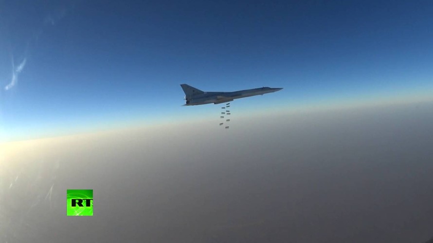 Máy bay ném bom Tu-22M3 oanh tạc mục tiêu IS