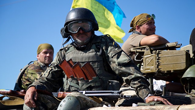 Quân đội Ukraine nhận lệnh sẵn sàng chiến đấu. Ảnh: AFP