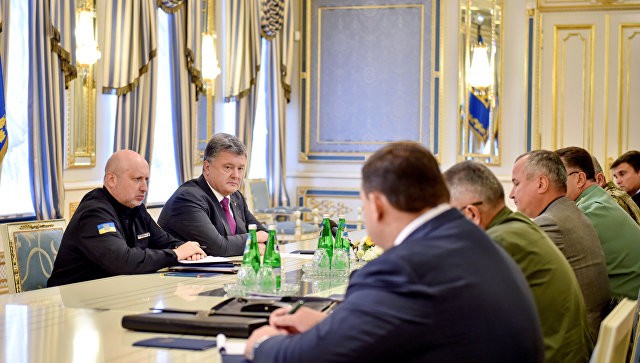 Tổng thống Ukraine Petro Poroshenko muốn điện đàm với người đồng cấp Nga Vladimir Putin xung quanh căng thẳng trên bán đảo Crimea. Ảnh: Reuters
