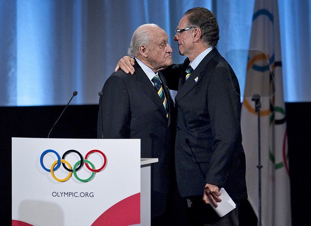 Cựu Chủ tịch FIFA Joao Havelange (trái) qua đời ở tuổi 100. Ảnh: AP
