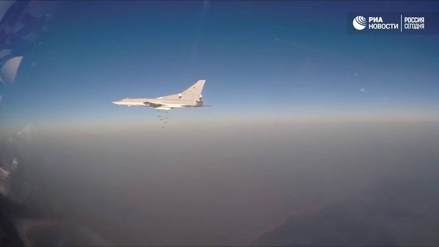 [VIDEO] Tu-22M3 và Su-34 đồng loạt oanh tạc mục tiêu IS