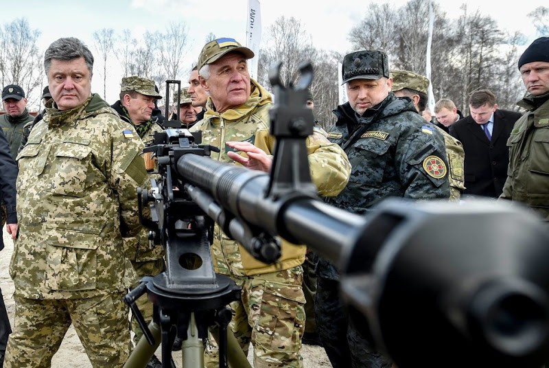 Tổng thống Ukraine thị sát vùng chiến sự. Ảnh: Unian
